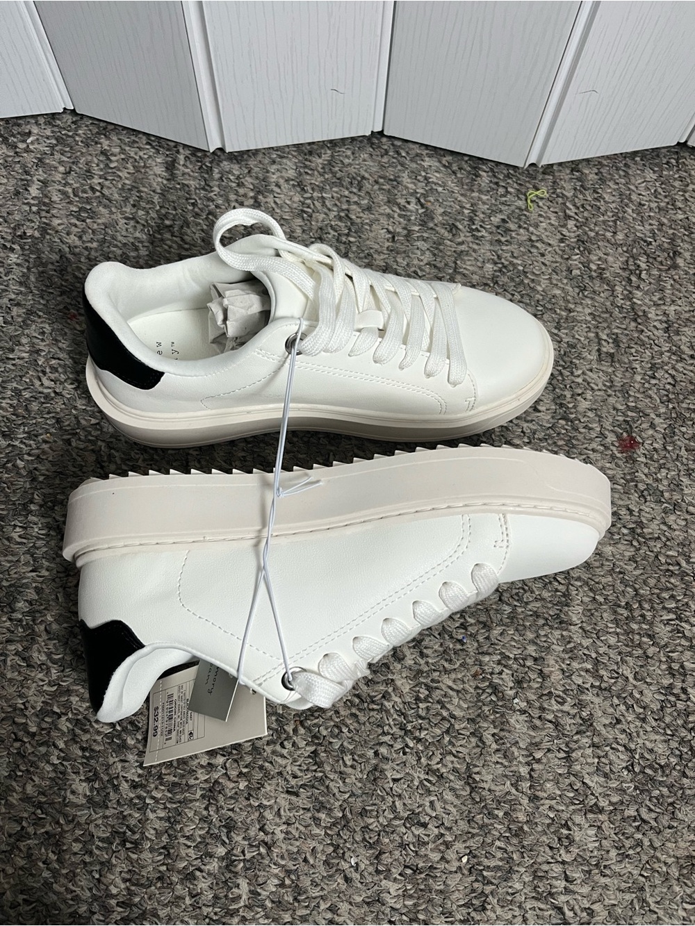 A New Day Women’s White Low-Top Casual Sneakers with Black Heel Accent 6.5 - Picture 3 of 10